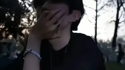 “罗马队无缘欧冠，穆帅炮轰判罚，亚军奖牌掷向观众！”